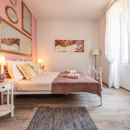 Old City Romantic Studios 4 With Free Private Parking Pula Eksteriør billede