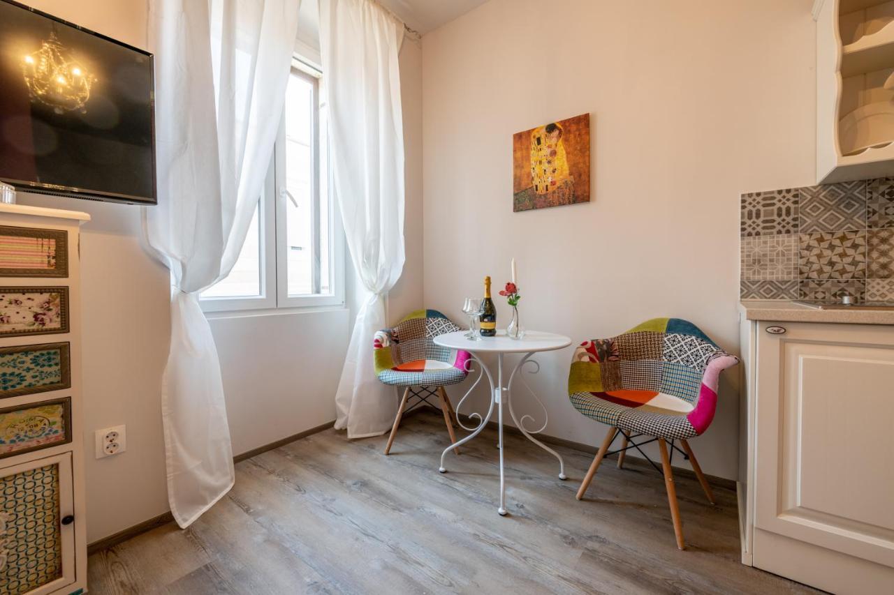 Old City Romantic Studios 4 With Free Private Parking Pula Eksteriør billede