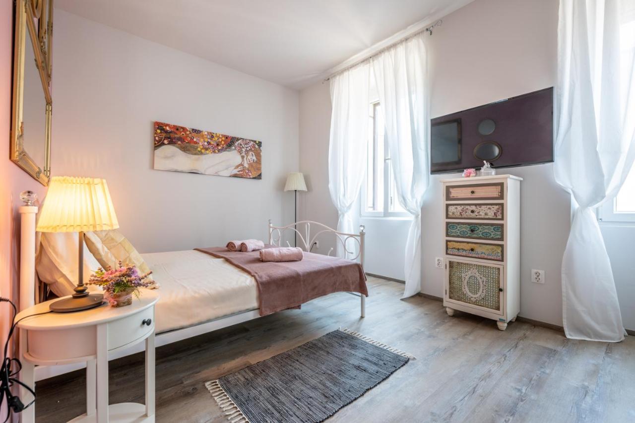 Old City Romantic Studios 4 With Free Private Parking Pula Eksteriør billede