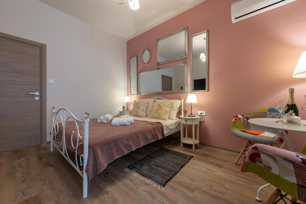 Old City Romantic Studios 4 With Free Private Parking Pula Eksteriør billede