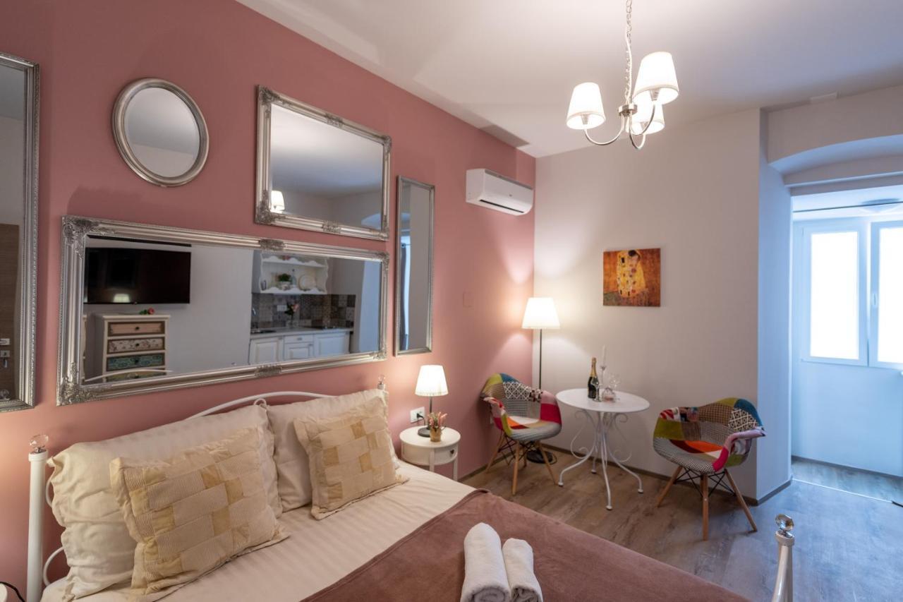 Old City Romantic Studios 4 With Free Private Parking Pula Eksteriør billede