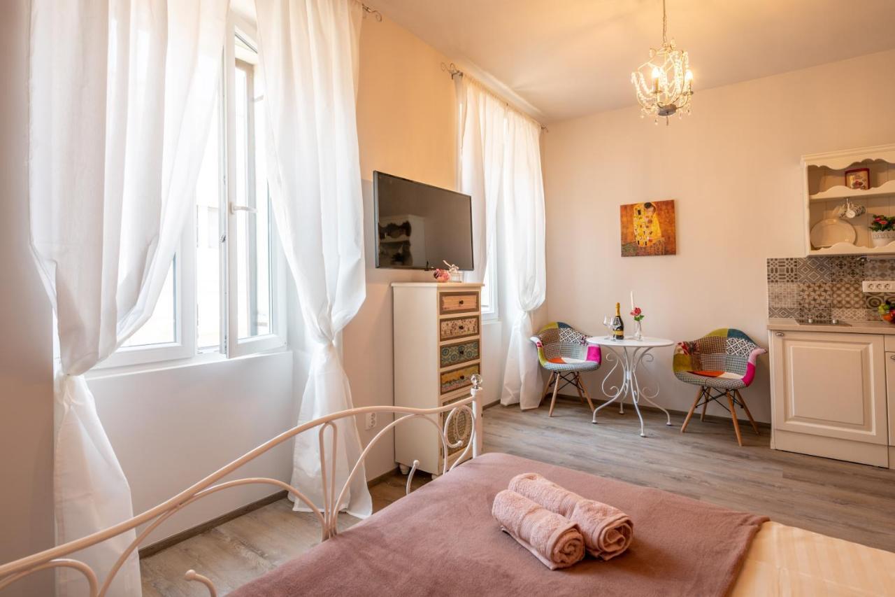 Old City Romantic Studios 4 With Free Private Parking Pula Eksteriør billede